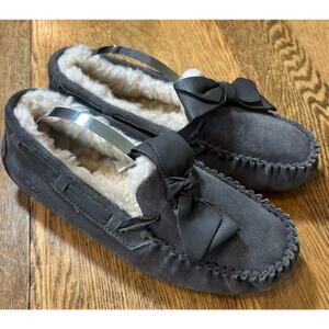 Ugg Dakota Slipper in Gray Shearling w/Leather Bow Moccasin Sz 8 
S/N 1020031